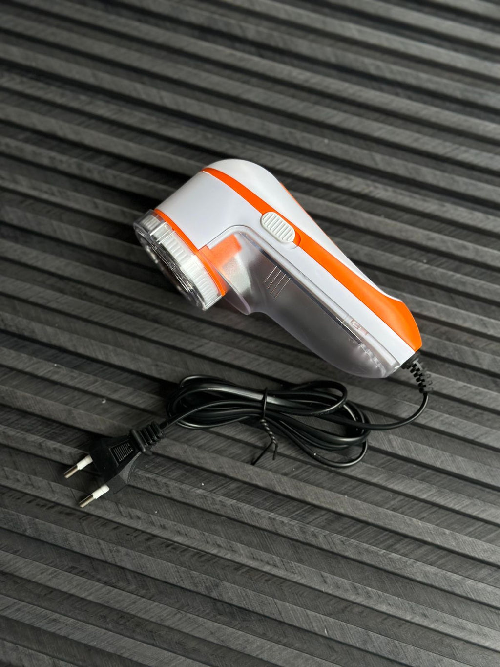 Portable Electric Fabric Lint Remover & Fuzz Shaver – Rechargeable Clothes Defuzzer