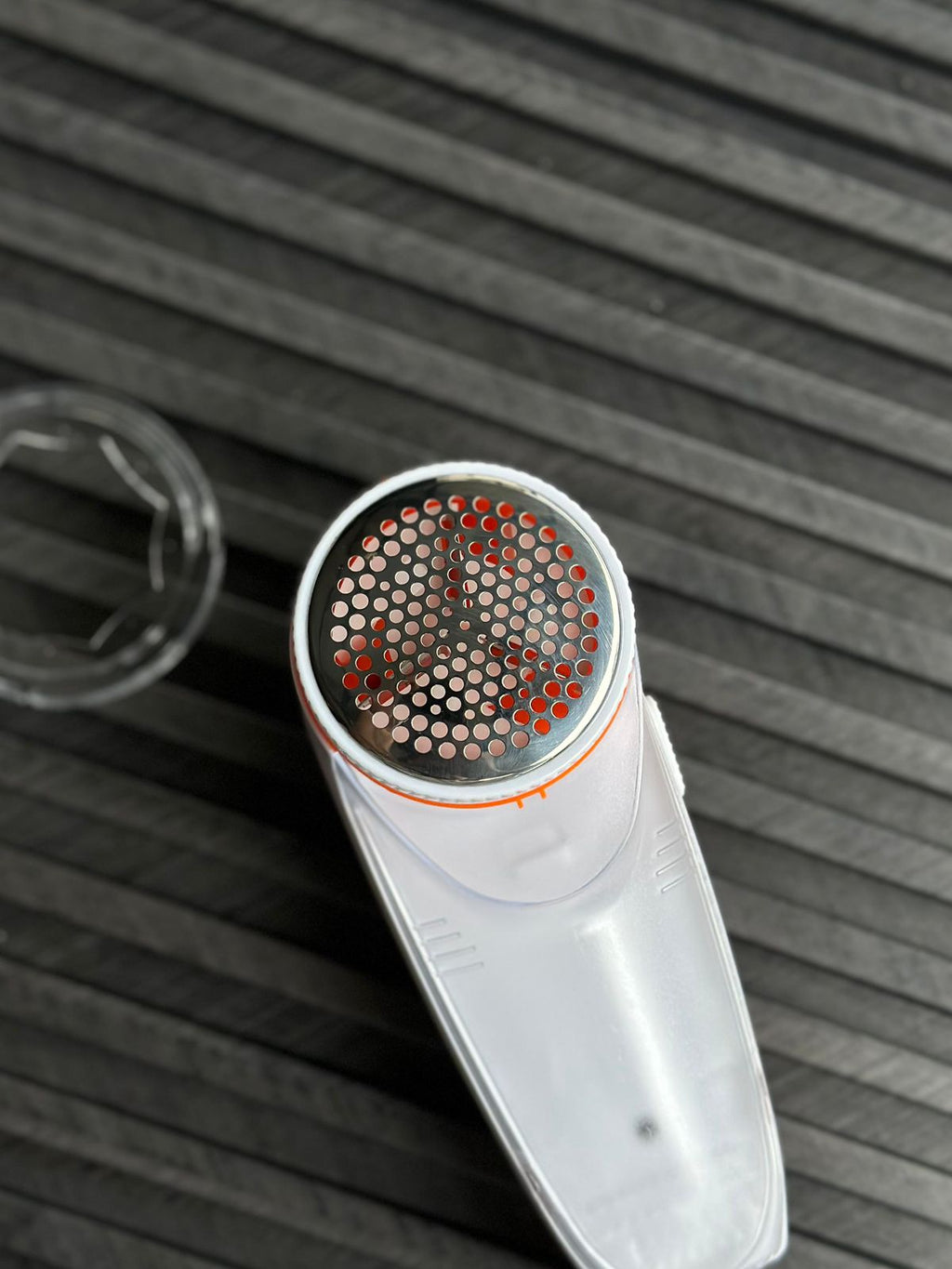 Portable Electric Fabric Lint Remover & Fuzz Shaver – Rechargeable Clothes Defuzzer