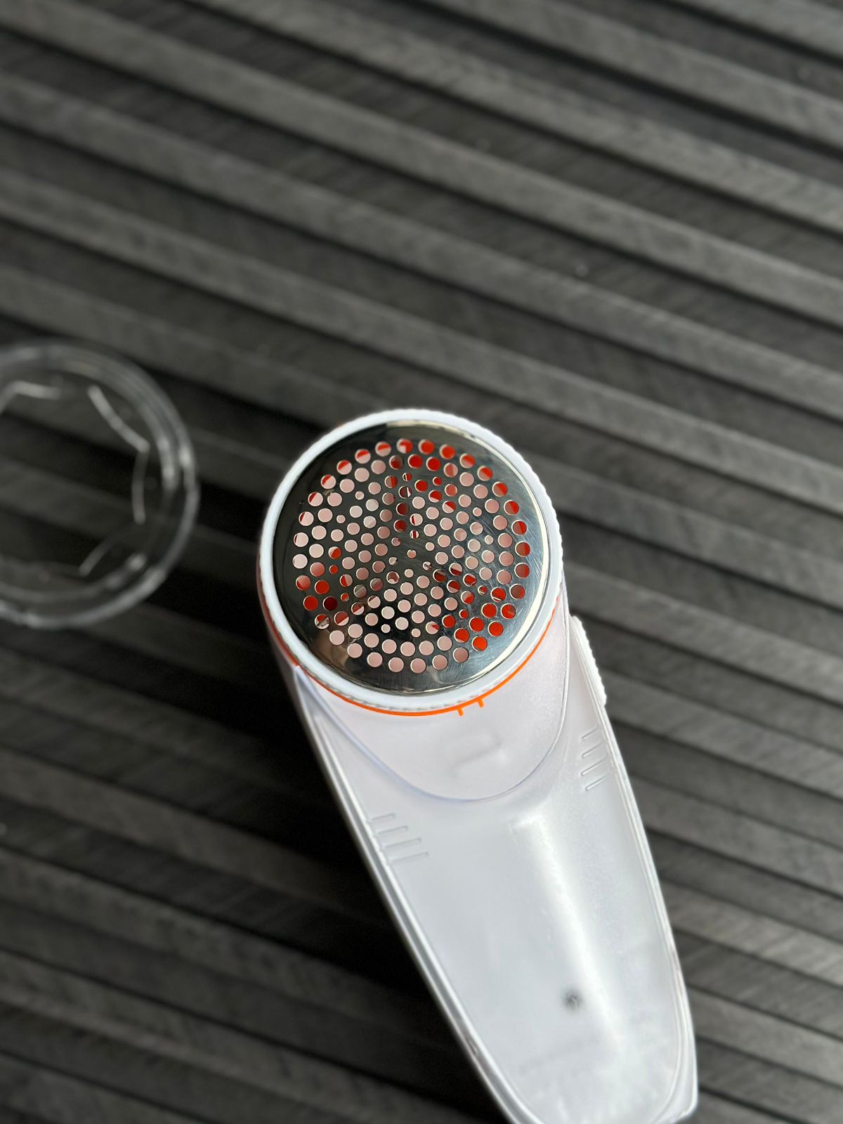 Portable Electric Fabric Lint Remover & Fuzz Shaver – Rechargeable Clothes Defuzzer
