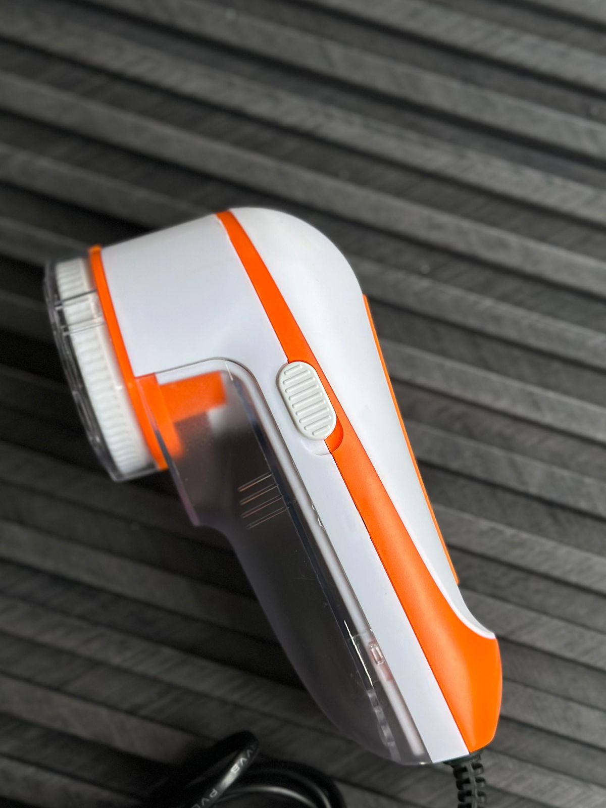 Portable Electric Fabric Lint Remover & Fuzz Shaver – Rechargeable Clothes Defuzzer